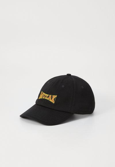 Casquette de baseball noire en coton avec un patch brodé "MUZAK" multicolore à l'avant. Visière courbée avec détail de couture.