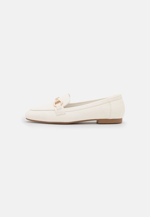 Witte leren loafers met een platte zool, voorzien van een goudkleurige hardwaregesp op de bovenkant en een glad, gestroomlijnd ontwerp.