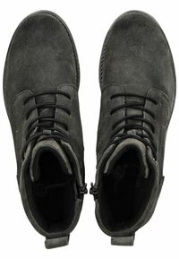 Botas de tobillo de ante gris con punteras redondas, que cuentan con cordones y cierres de cremallera lateral, parte superior texturizada y acentos de talón reforzado.