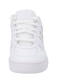 Vit sneaker med en slät läderöverdel, rund tå, perforerad detalj och platta snörningar. Har en tjock gummisula och vadderad krage.