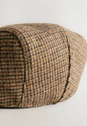 Căciulă din lână cu un model houndstooth în nuanțe de maro și bej, având o formă rotundă și o suprafață texturată. Fără hardware sau accente vizibile.