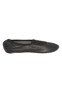 Schwarzer Slipper aus strukturiertem Leder mit weicher grauer Innenauskleidung, ausgestattet mit einer flexiblen Sohle und einem elastischen Riemen für einen sicheren Sitz.