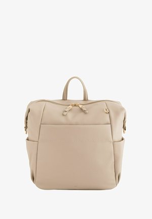 Beiger Leder-Rucksack mit strukturierter Oberfläche, zwei Reißverschlüssen oben, einer Vorderseite mit Tasche und einem kleinen oberen Tragegriff.