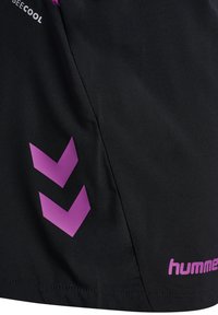 Shorts de sport noirs avec motifs chevrons violets et logo. Confectionnés en tissu léger et lisse avec des coutures le long de l'ourlet.