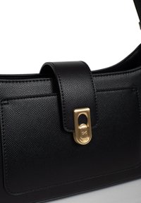 Borsa a mano in pelle nera con superficie textured, forma rettangolare, chiusura in tonalità oro e dettagli cuciti lungo i bordi.