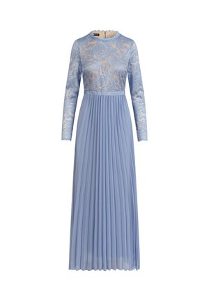 Robe maxi bleu clair à manches longues avec corsage en dentelle florale et jupe plissée en chiffon, avec un col rond et une taille cintrée.