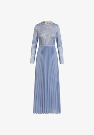 Robe maxi bleu clair à manches longues avec corsage en dentelle florale et jupe plissée en chiffon, avec un col rond et une taille cintrée.