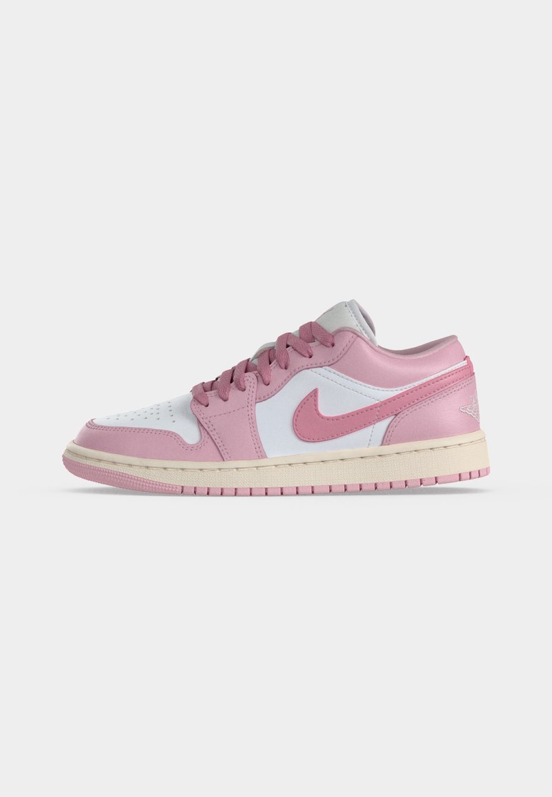 Niedriger Sneaker mit weißer Basis und pinken Überzügen, pinken Schnürsenkeln, pinkem Nike Swoosh und einer off-white Sohle, von der Seite auf weißem Hintergrund dargestellt.