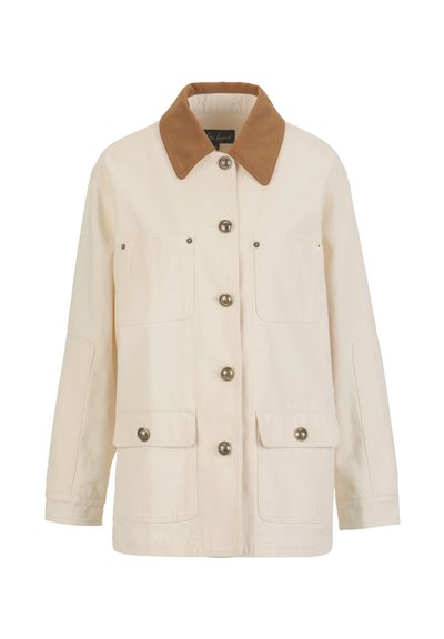 Cremefarbene Jacke mit braunem Wildlederkragen, silbernen Knöpfen und zwei Fronttaschen. Der Stoff hat eine glatte Textur und ein lässiges Design.