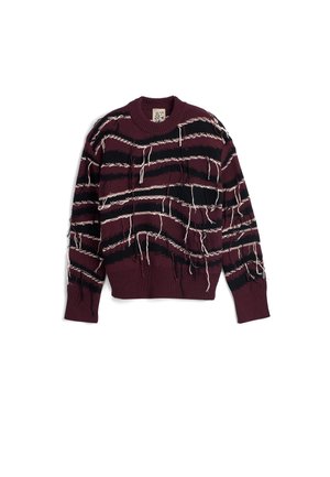 Bordeauxrot gestrickter Pullover mit schwarz-weißen horizontalen Streifen, ausgestattet mit ausgefransten Kanten sowie einem gerippten Kragen und Saum.