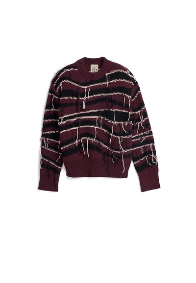Maglione a maglia color marsala con righe orizzontali nere e bianche, caratterizzato da bordi sfilacciati e un colletto e orlo a coste.