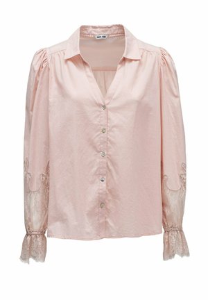 Blusa de manga larga rosa claro con botones en la parte delantera, cuello, hombros abullonados y detalles de encaje en las mangas inferiores y puños.