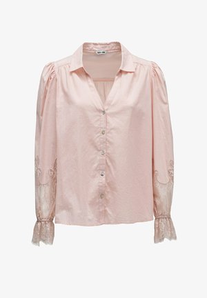 Blusa de manga larga rosa claro con botones en la parte delantera, cuello, hombros abullonados y detalles de encaje en las mangas inferiores y puños.