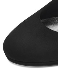 Scarpa in suède nera con punta arrotondata, texture liscia e design a bassa scollatura, caratterizzata da una leggera lucentezza sulla fodera interna.