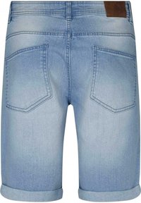 Vaaleansiniset farkkushortsit, joissa on käännetyt hihnat, kaksi takataskua ja ruskea nahkainen brändilogo vyötäröllä.