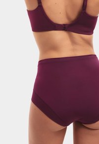 Ensemble soutien-gorge bourgogne et culotte taille haute, fabriqué en tissu lisse avec des bretelles ajustables et des bords sans couture pour le confort.