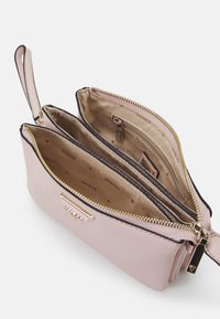 Guess LATONA MINI SET - Axelremsväska - light rose
