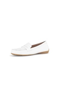 Mocassins en cuir blanc au fini lisse, avec des détails cousus et une pointe arrondie, dotés d'une semelle en caoutchouc souple de couleur tan.
