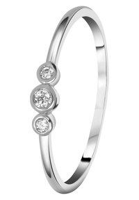 Zilveren ring met drie ronde, heldere edelstenen set in gepolijste ronde monturen. Gladde band met een stijlvolle vorm en minimalistisch profiel.