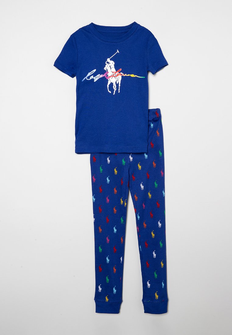 Ensemble de pyjama bleu marine pour enfant comprenant un haut à manches courtes avec un graphique coloré de joueur de polo et un pantalon assorti à motifs de petits joueurs de polo multicolores.