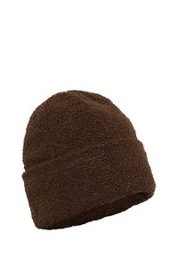 Căciulă din fleece maro cu o suprafață moale și texturată. Are un design simplu, fără embellismente, și se fixează confortabil în jurul capului.