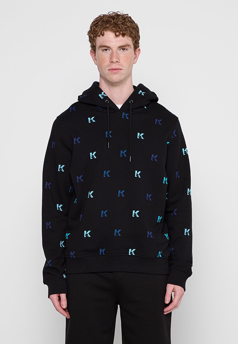 Hoodie noir avec des logos "K" colorés répétés en bleu et en teal. Poignets et ourlet côtelés, capuche ajustable avec cordon. Matériau en mélange de coton.