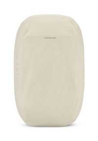 Zaino beige con finitura liscia e opaca. Presenta il nome del marchio "Kapten & Son" stampato in grigio sulla parte superiore e laterale. Forma rettangolare.