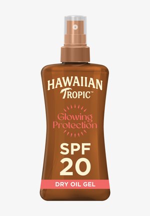 Botella de spray de gel de aceite seco Hawaiian Tropic Glowing Protection SPF 20 con tapa transparente y cuerpo marrón sobre fondo blanco.