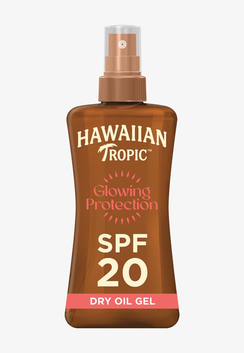Hawaiian Tropic Glowing Protection SPF 20 droge olie gel sprayflesje met doorzichtige dop en bruin lichaam op een witte achtergrond.