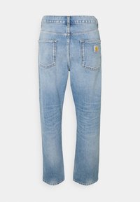 Lichtblauwe denim jeans met een rechte pijp, voorzien van twee achterzakken en een klein merkembleem op de rechterzak. Schoon ontwerp zonder beschadigingen.