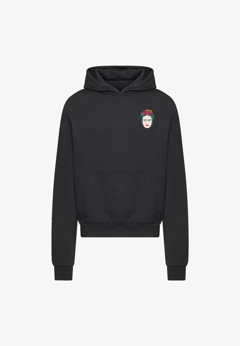 Schwarzer Kapuzenpullover mit einer Fronttasche. Auf der linken Brustseite befindet sich ein farbenfrohes Grafikum einer Gesichtsabbildung. Hergestellt aus weichem Stoff.