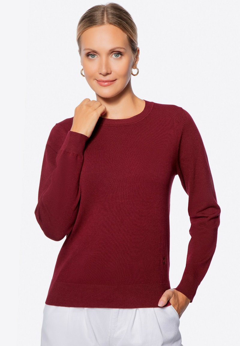 Maglione in maglia bordeaux con maniche lunghe, collo rotondo, tessuto testurizzato e orlo a costine. Dettaglio distintivo: piccolo logo sull'orlo.