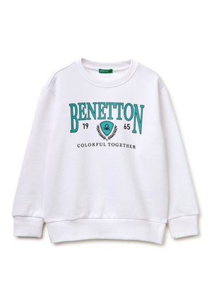 Witte longsleeve sweater met groene tekst "BENETTON 1965", een schildlogo en "COLORFUL TOGETHER" onderaan gedrukt op de voorkant.