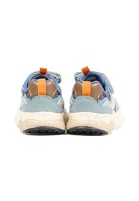 Niebiesko-szare sneakersy z zamszowymi i skórzanymi akcentami, wyposażone w teksturowaną gumową podeszwę oraz pomarańczowe pętelki z tyłu, ułatwiające zakładanie.