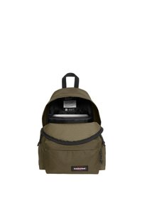Zaino verde oliva con una superficie liscia, dotato di una tasca anteriore con zip e un ampio interno, comprensivo di un compartimento per un laptop.