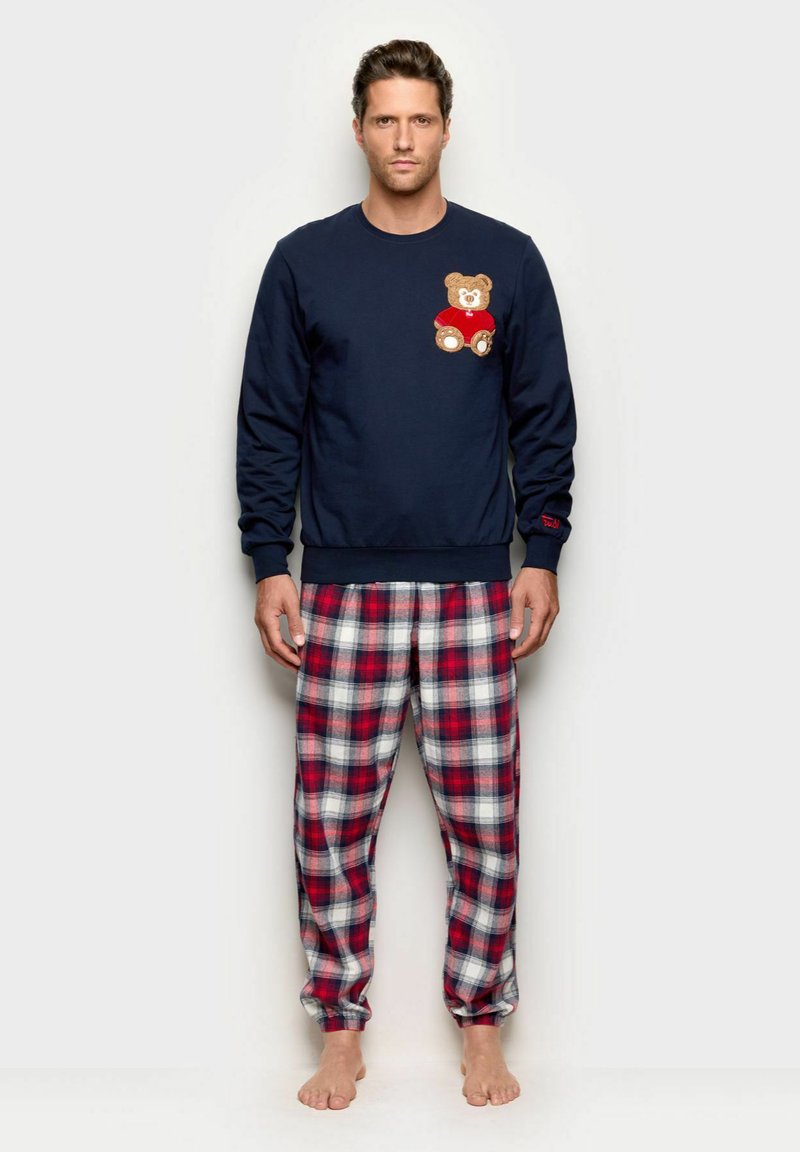 Sudadera azul marino con bordado de oso en el pecho, combinada con pantalones de pijama de franela a cuadros en rojo, blanco y azul marino. Material de algodón, ajuste holgado.