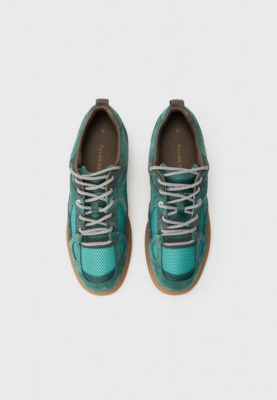 Turkise sneakers med mesh- og semsket skinnmateriale, rund brun gummisåle og grå og hvit mønstrede lisser. Topp perspektiv.