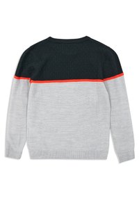 Grauer gestrickter Pullover mit einem strukturierten schwarzen oberen Abschnitt und einem orangefarbenen Streifen über der Brust. Gerippte Bündchen und Saum.