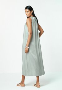 Next SLEEVELESS COLUMN V-NECK MIDI - REGULAR FIT - Denné šaty - silver