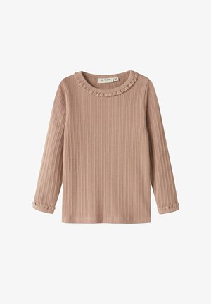 Pitkähihaista, resorikangasta olevaa, vaaleanpunaista taaperopaitaa, jossa on pyöreä pääntie sekä röyhelökaitale kauluksessa ja hihojen resoreissa.