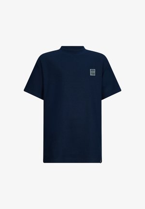 T-shirt blu navy a maniche corte con tessuto texture, colletto alto e una piccola etichetta rettangolare cucita sulla parte anteriore.