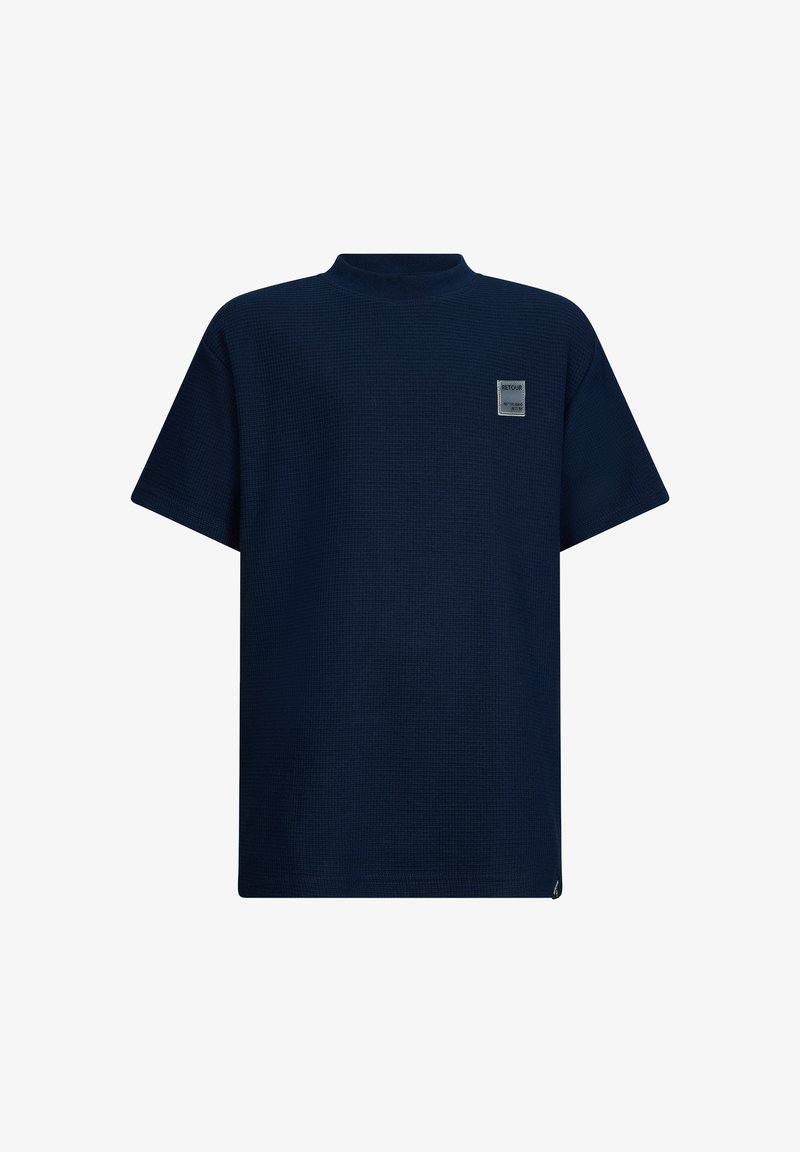 Granatowa koszulka z krótkim rękawem o teksturowanej tkaninie, z wysokim dekoltem i małą prostokątną metką przyszytą z przodu.