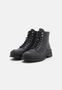 Blauer IUKA - Suvarstomi aulinukai - black