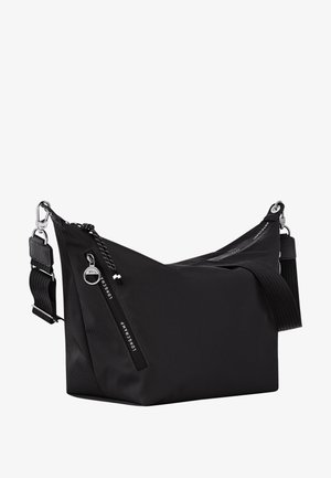 Schwarze Longchamp-Umhängetasche mit verstellbarem Riemen, silbernen Reißverschlusszügen und Fronttasche mit Reißverschluss, auf der der Markenname zu sehen ist.