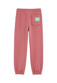 Lyserøde joggingbukser med elastisk talje, tilspidsede manchetter og en lomme bagpå med en lyseblå etiket med tekst. Glat bomuldsmateriale.