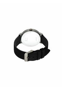RVS horloge met een zwarte stoffen band. Heeft een gladde bezel en een gestructureerde band. Waterdicht tot 5 ATM.