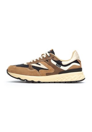 Zapatillas con parte superior de ante marrón, acentos negros, detalles en crema y una suela texturizada en crema. Presentan un diseño clásico de cordones.