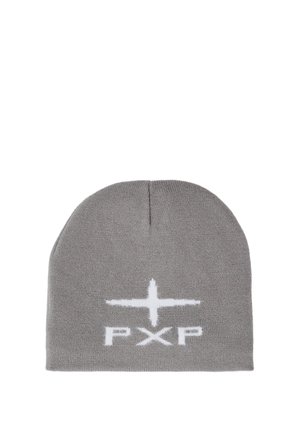 Gorro de punto gris con un signo de suma blanco encima de las letras "PXP" centrado en la parte delantera.