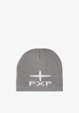 Grijze gebreide muts met een wit plusteken boven de letters "PXP" gecentreerd aan de voorkant.