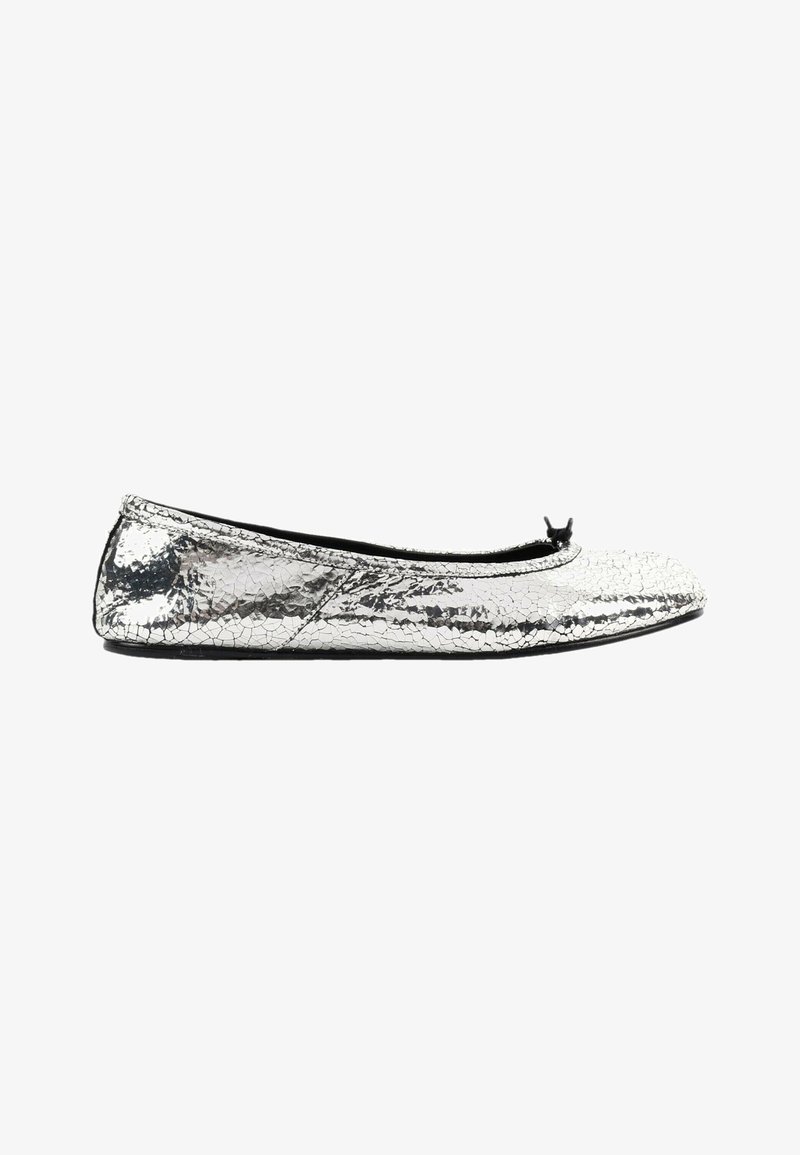 Chaussure plate de ballet métallique argentée avec texture craquelée et petit nœud noir sur le dessus, vue de côté.